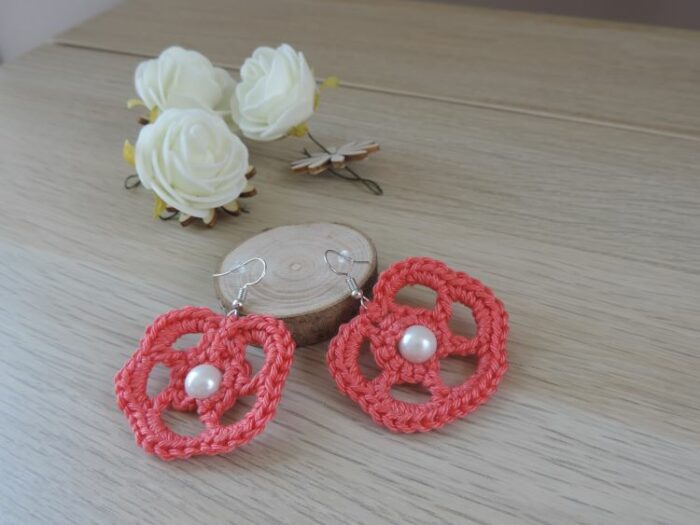 Les Crochets de Prune -boucles d'oreilles perles attrape-rêve corail1