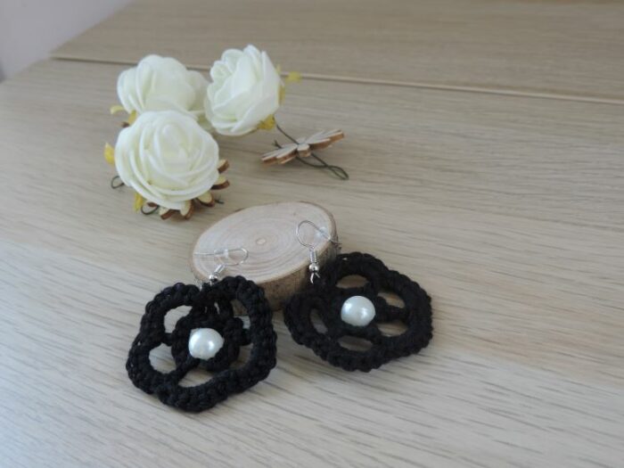 Les Crochets de Prune -boucles d'oreilles perles attrape-rêve noires1