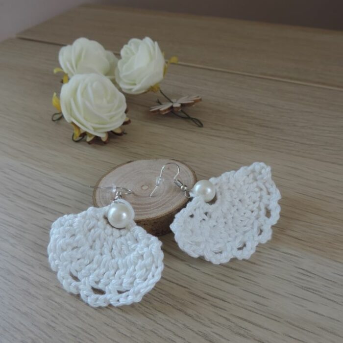 Les Crochets de Prune -boucles d'oreilles perles éventail blanches1