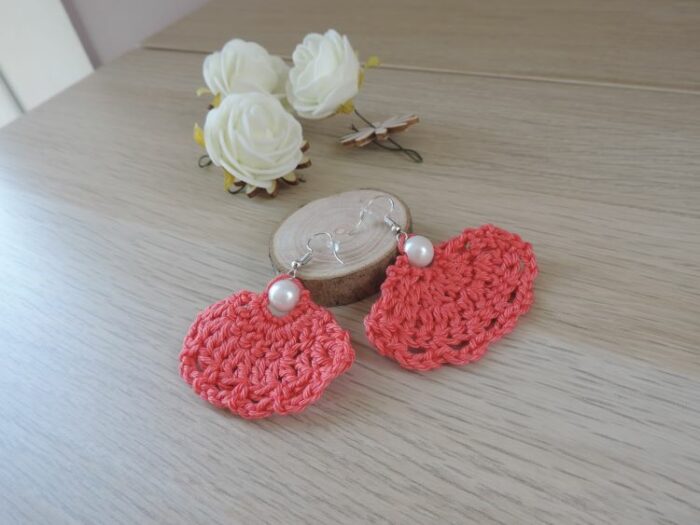 Les Crochets de Prune -boucles d'oreilles perles éventail corail1