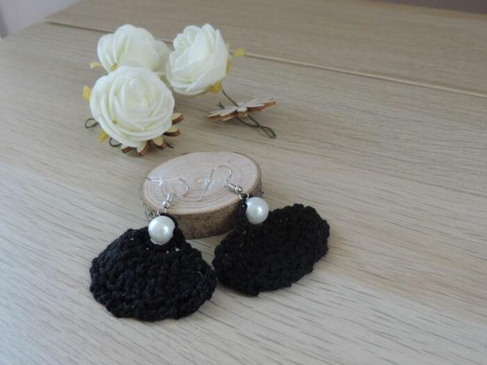 Les Crochets de Prune -boucles d'oreilles perles éventail noire1