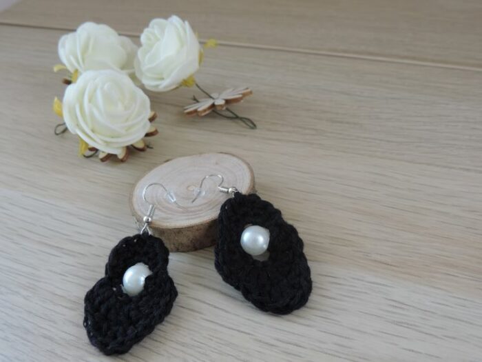 Les Crochets de Prune -boucles d'oreilles perles gouttes noires 1