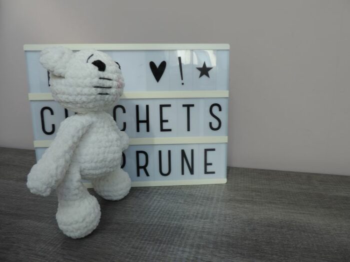 les-crochets-de-prune-doudous-moustache-le-chat-blanc3