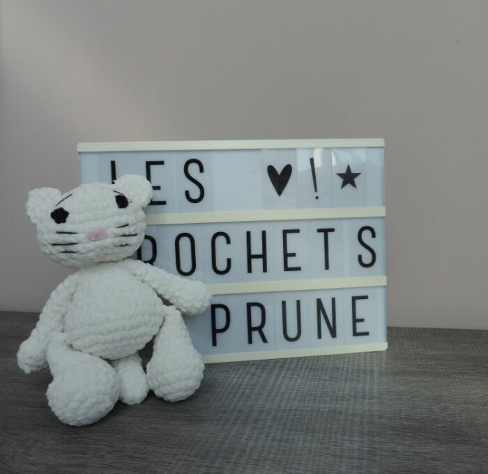 les-crochets-de-prune-doudous-moustache-le-chat-blanc1