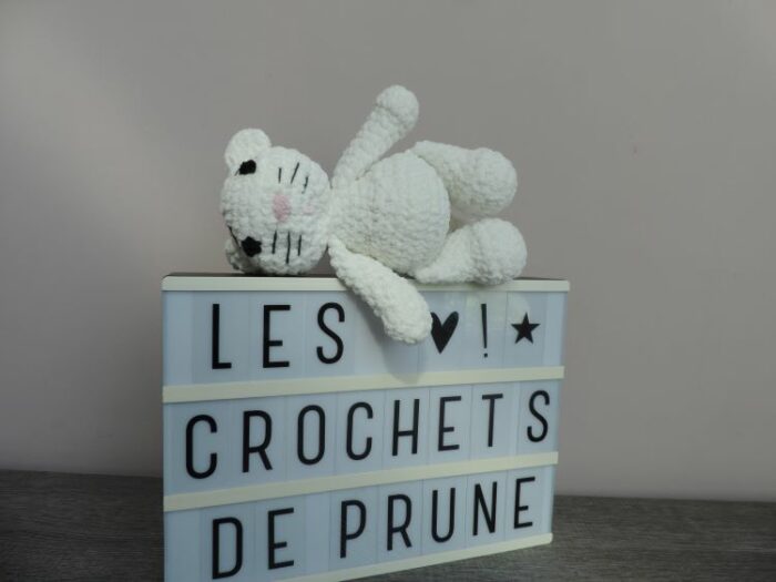 les-crochets-de-prune-doudous-moustache-le-chat-blanc2