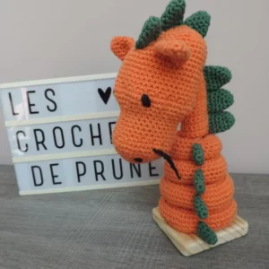 les-crochets-de-prune-jouets-tour-gigogne-dragon1