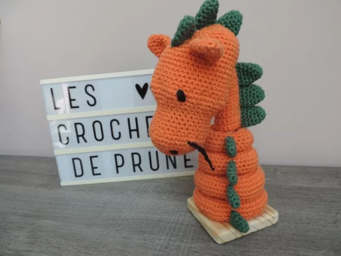 les-crochets-de-prune-jouets-tour-gigogne-dragon1