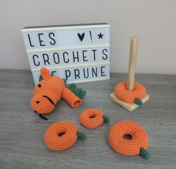 les-crochets-de-prune-jouets-tour-gigogne-dragon2