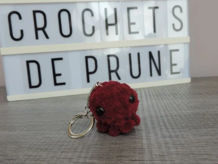 Les Crochets de Prune - porte clés pieuvre bordeaux1