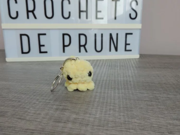 Les Crochets de Prune - porte clés pieuvre vanille (1)