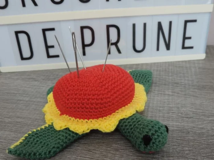 Les Crochets de Prune -tortue à aiguilles jaune rouge verte3