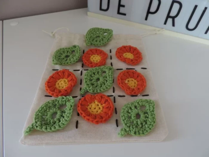 Les Crochets de Prune - Tic tac toe fleurs feuille