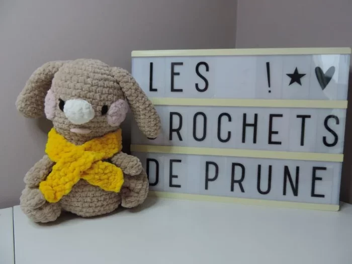 Doudou lapin au crochet et son écharpe