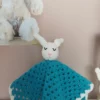 Doudou chiffon lapin au crochet, son anneau de dentition et son attache-tétine – Image 2