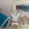 Doudou chiffon lapin au crochet, son anneau de dentition et son attache-tétine – Image 3