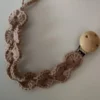 Doudou chiffon chien au crochet, son anneau de dentition et son attache-tétine – Image 3