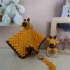 Doudou chiffon girafe au crochet, son anneau de dentition et son attache-tétine
