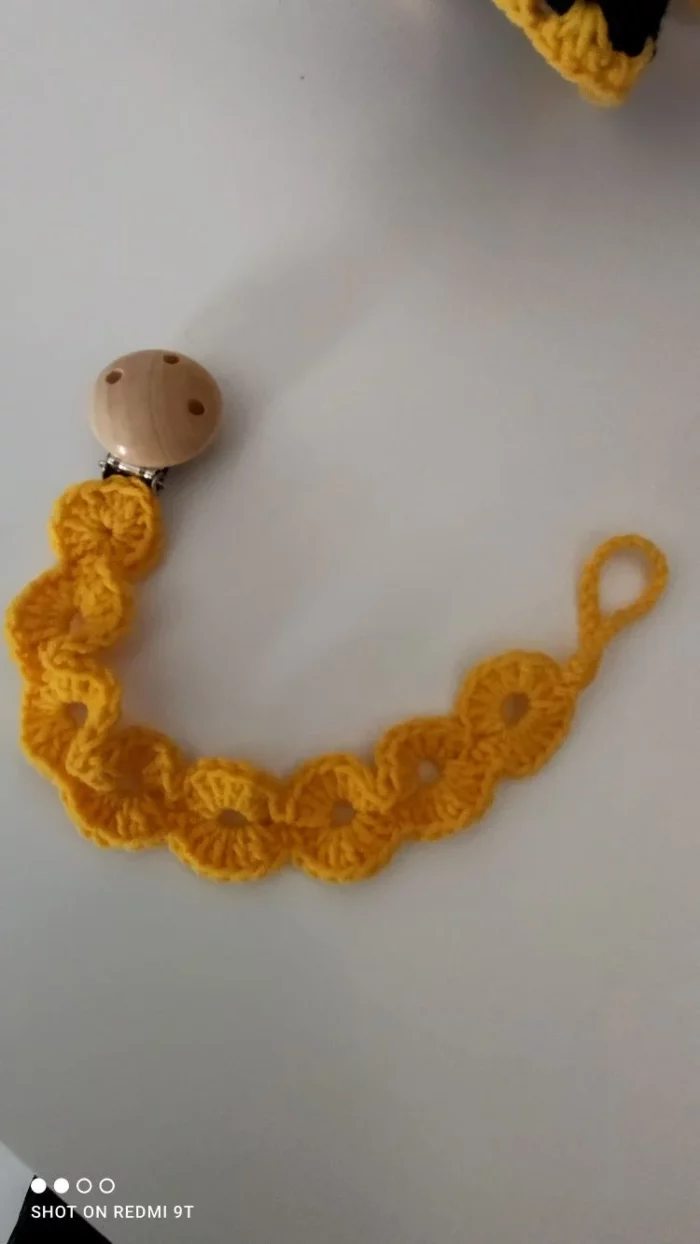 Doudou chiffon girafe au crochet, son anneau de dentition et son attache-tétine – Image 3