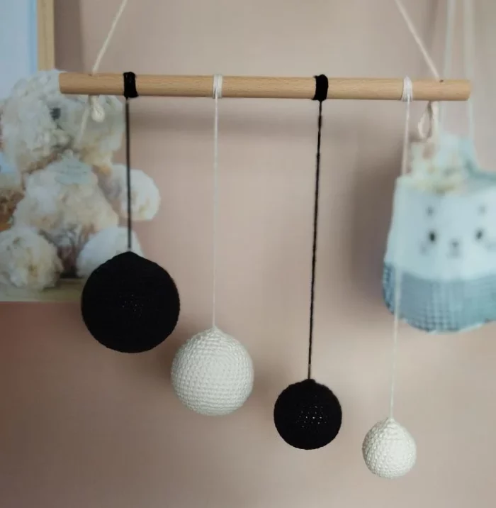 Mobile Gobbi noir et blanc Montessori