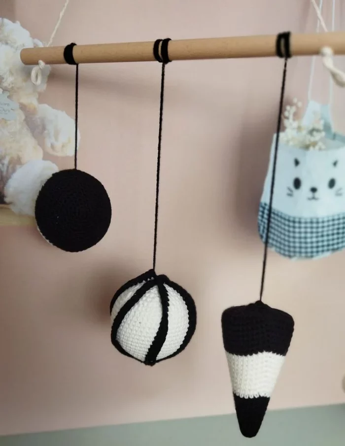 Mobile Munari Montessori noir et blanc
