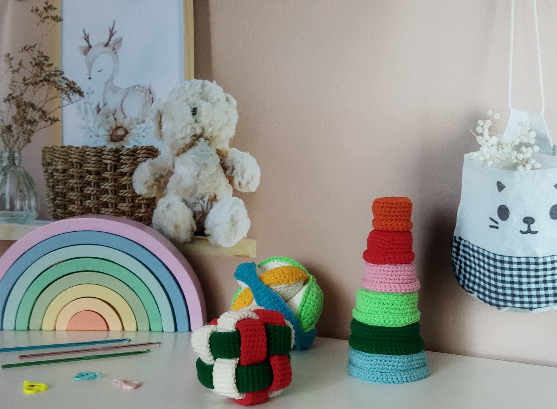 jouets Montessori au crochet Jouets Montessori au crochet : pour bébé de 0 à 9 mois.