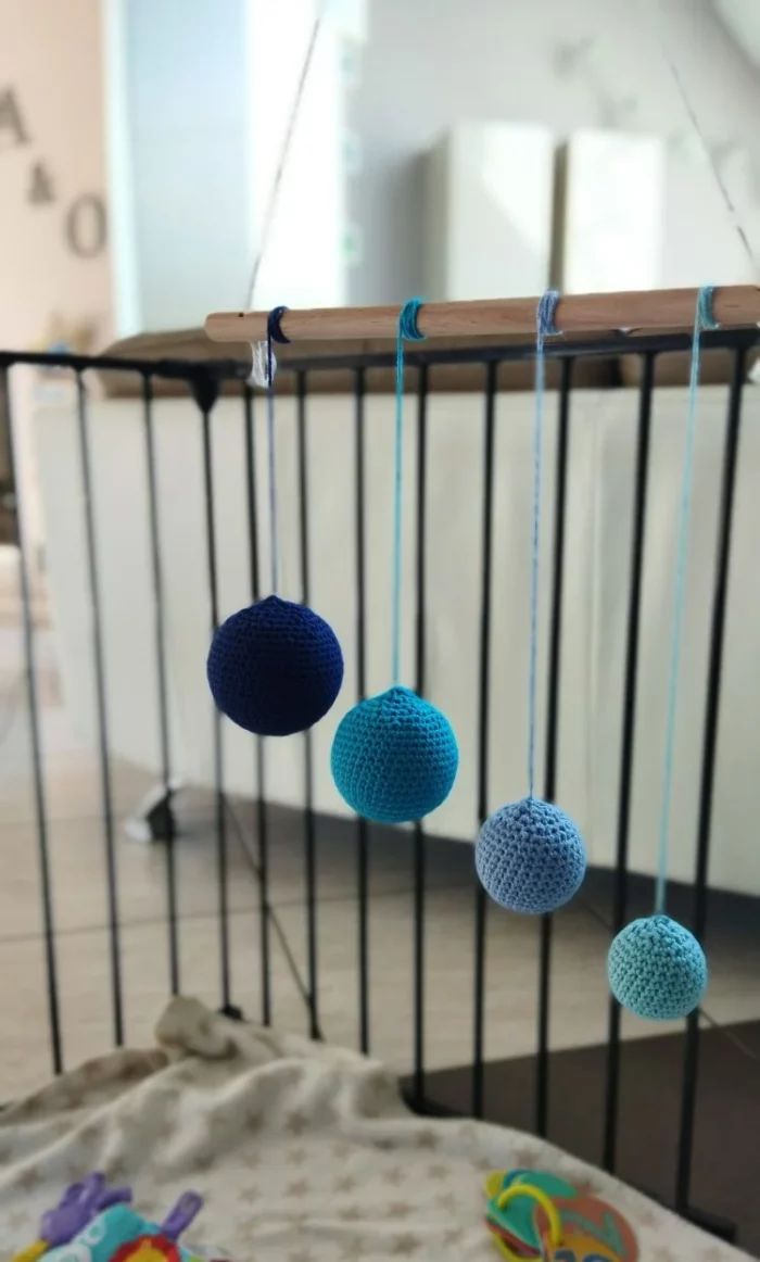 Mobile Montessori Gobbi bleu contrasté