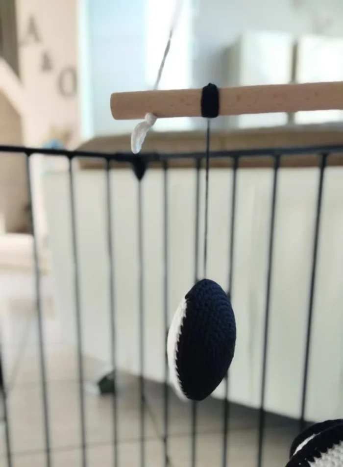 Mobile Montessori Munari ovni noir et blanc