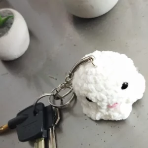 Porte-clés fantôme au crochet posé sur table d'appoint