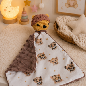 doudou chiffon tête de lion sur table à langer