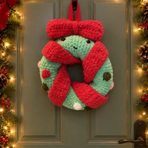 Couronne de Noël accrochée sur une porte pendant les fêtes