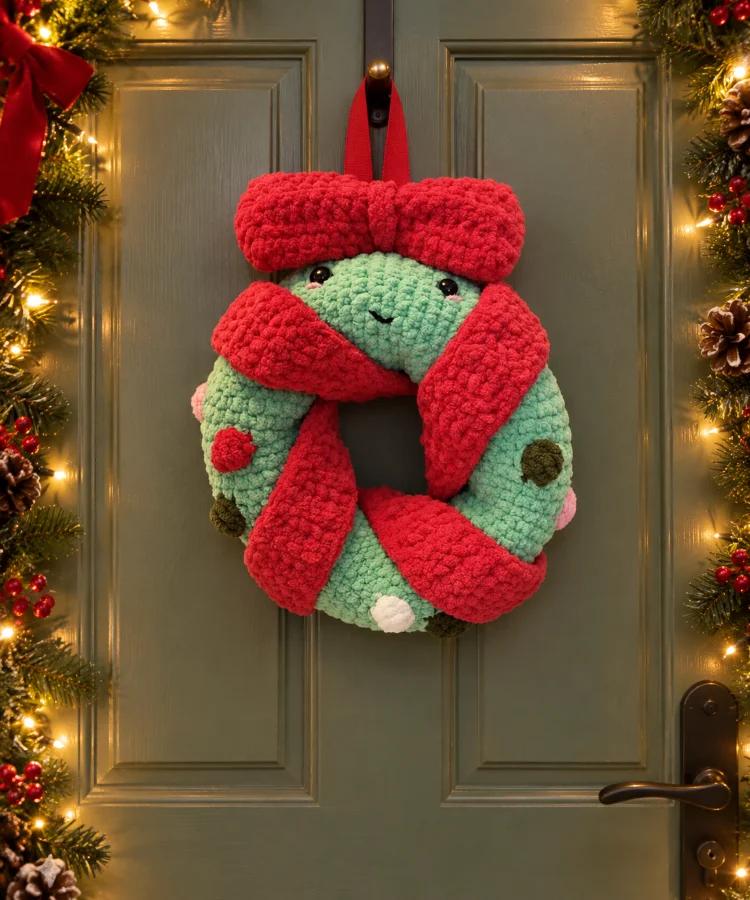 Couronne de Noël accrochée sur une porte pendant les fêtes